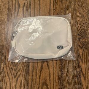 NWOT Hey Dude Cream Zipper Belt Bag